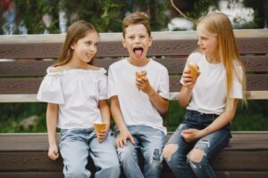 Crianças comendo sorvete
