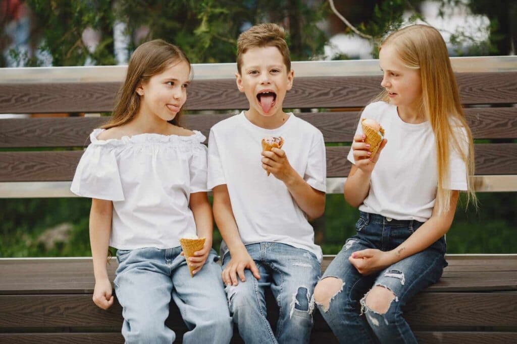 Crianças comendo sorvete