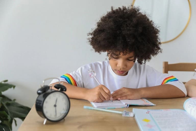 Criança estudando