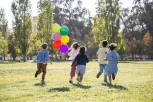 Crianças brincando com balões