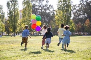 Crianças brincando com balões