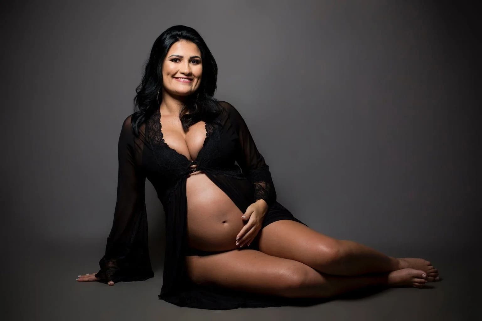 Gravida com a mão na barriga