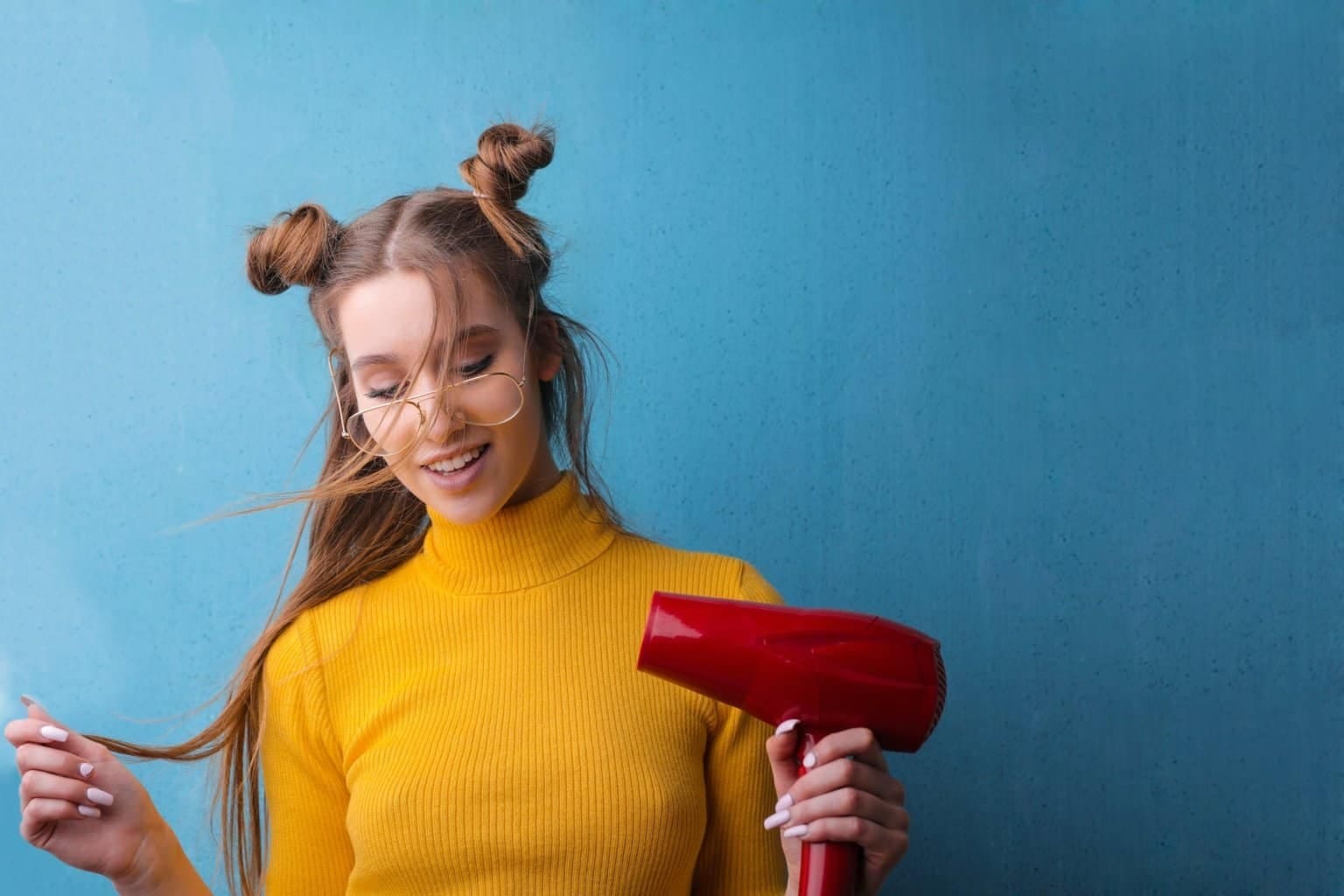 Mulher com secador de cabelo na mão