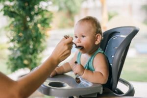 Bebê sendo alimentado