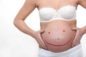 Gravida com a mão na barriga