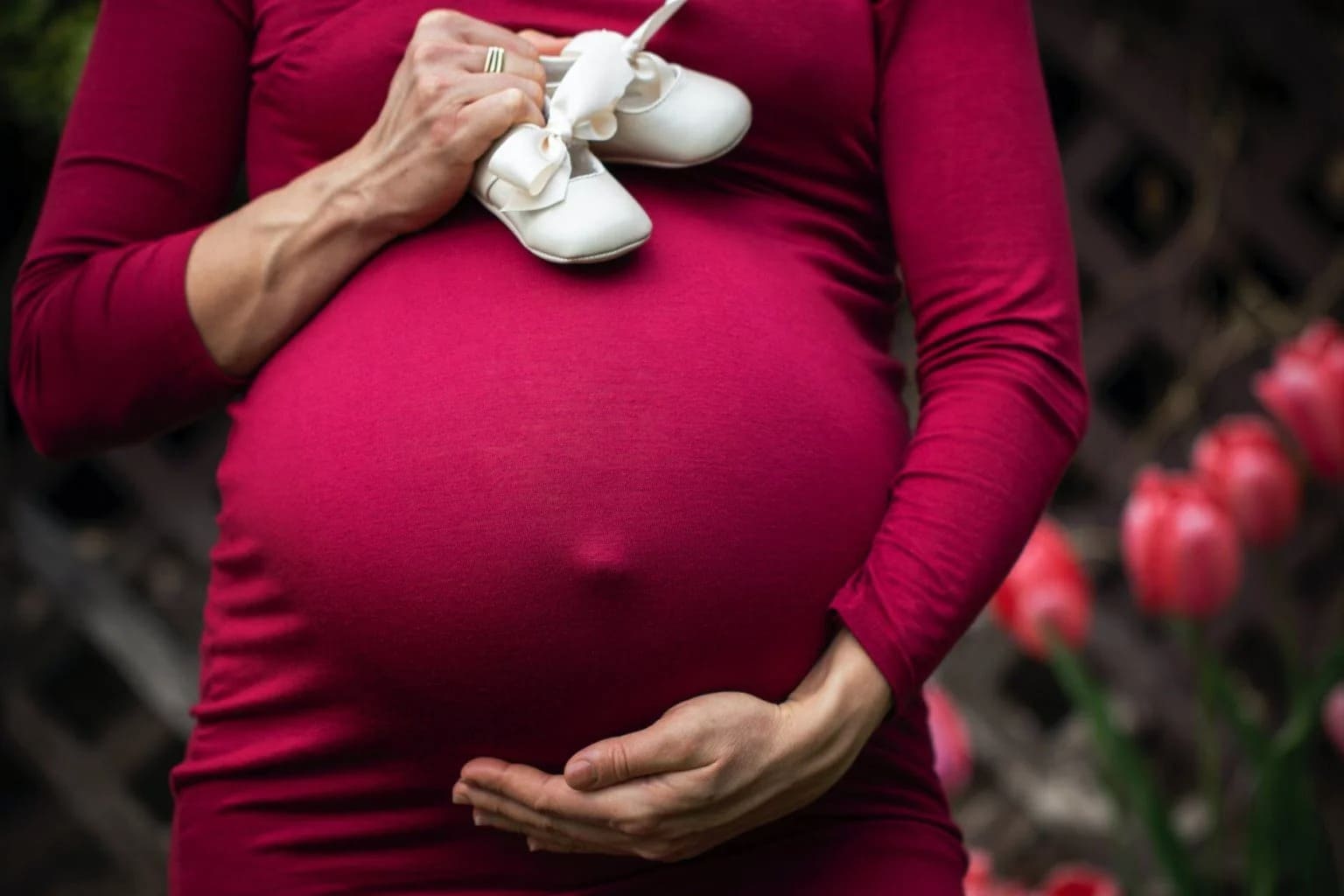 Grávida com a mão na barriga