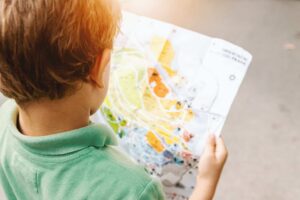 Criança olhando para um mapa