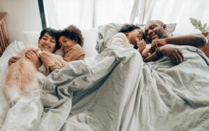 Pais e filhos deitados