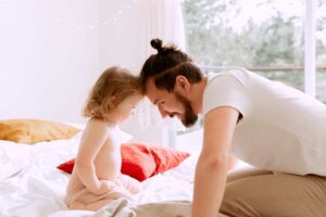 Criança brincando com o pai
