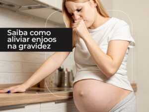 mulher grávida com enjoo, roupas claras e apoiada em uma bancada da cozinha. Ao lado, uma faixa preta com a seguinte frase escrita em branco: "Saiba como aliviar enjoos na gravidez". Ao redor dela, o formato do logo da ABC Design Brasil.