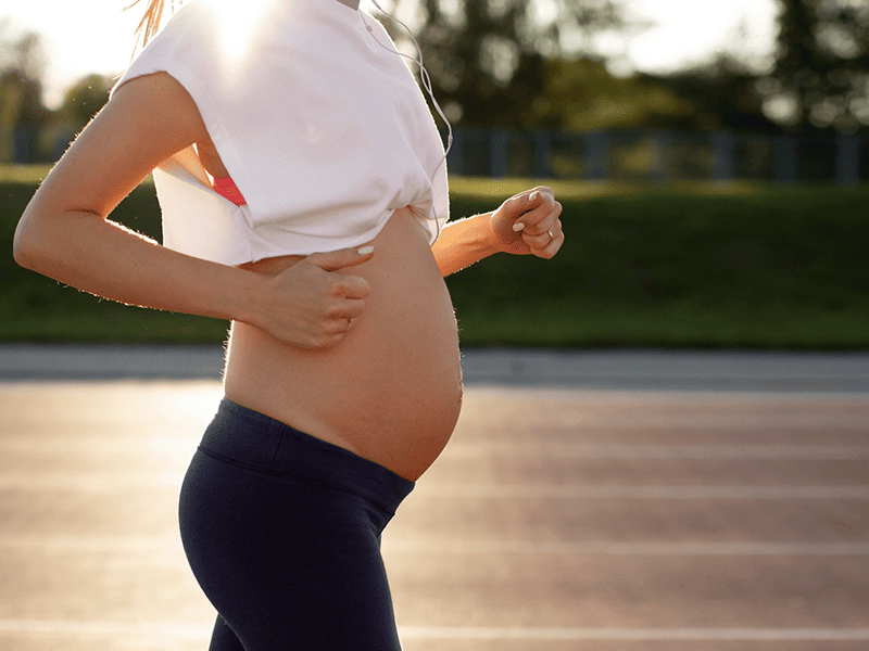 Caminhada Mulher grávida, nos primeiros meses, fazendo caminhada.