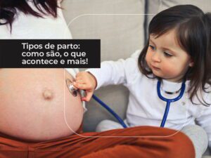 Uma bebê com um estetoscópio de brinquedo escutando a barriga de sua mãe, que está grávida. Ambas vestidas com roupas claras. Por cima, uma tarja preta com a seguinte escrita em branco: "Tipos de parto: Como sao, o que acontece e mais!".