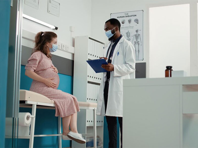 médico examinando uma grávida