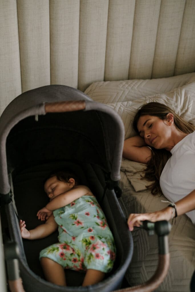 abc 319 Mulher dormindo com carrinho de bebê ao lado da cama