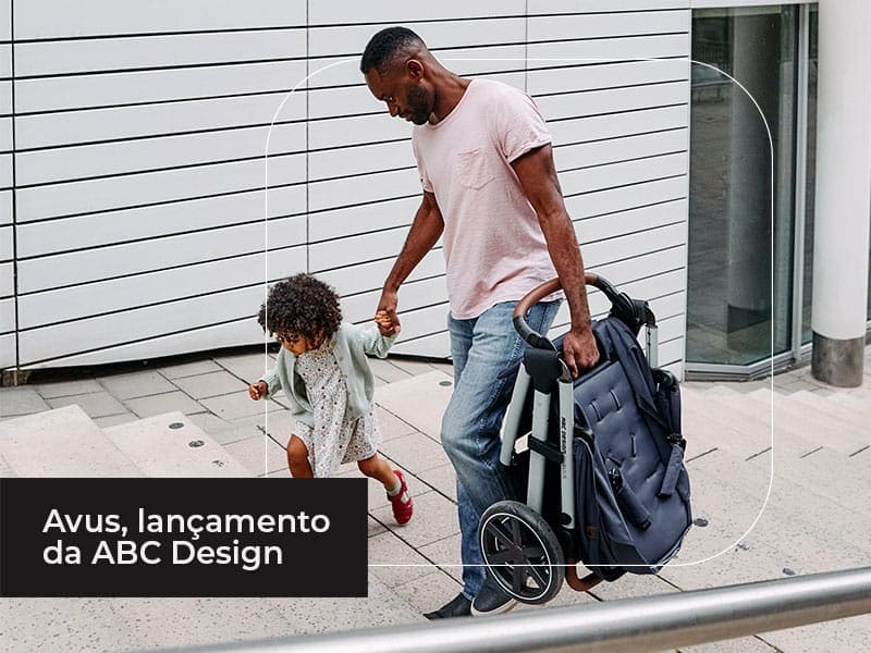 Pai levando carrinho desmontado