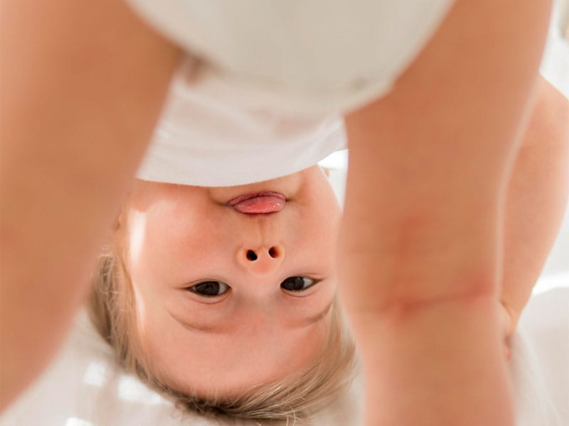 Fraldas ecológicas são feitas com tecidos resistentes e confortáveis, oferecendo absorção rápida da urina e mantendo a superfície seca para o bebê, sem vazamentos ou desconforto.