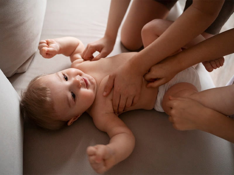 Aplique o repelente nas mãos antes de espalhá-lo na pele do bebê, evitando olhos e lábios, e remova antes de dormir.