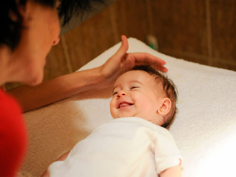Repelente protege bebês contra picadas, alergias e doenças, garantindo seu bem-estar e saúde.