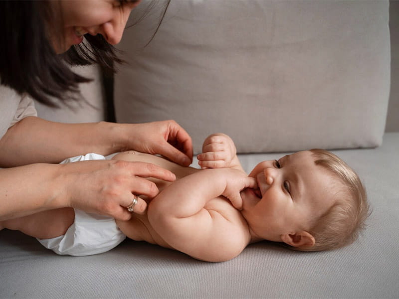Evite aplicar repelente no rosto e mãos do bebê, não use em excesso, espere 20 minutos após aplicação antes de usar protetor solar, prefira loção cremosa, e remova com banho.