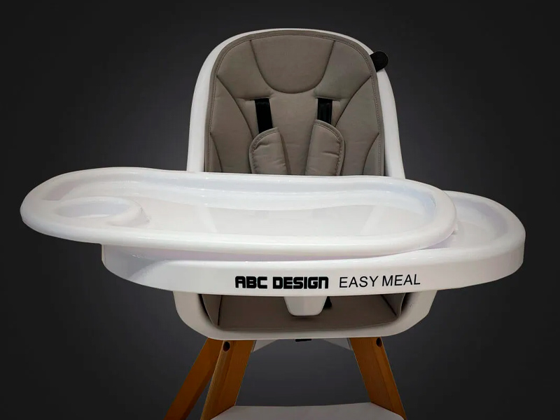 Escolha cadeiras de alimentação fáceis de limpar, com bandejas removíveis e assentos revestidos em materiais como plástico ou vinil.