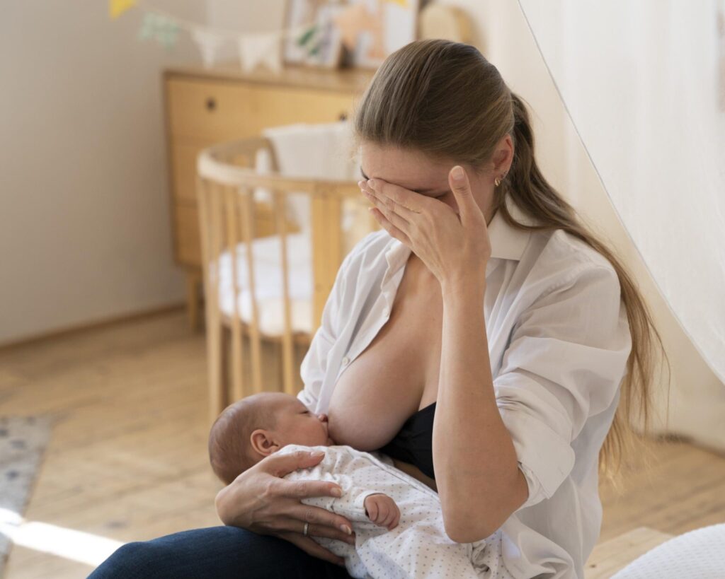 postnatal period with mother breastfeeding child Mãe amamentando