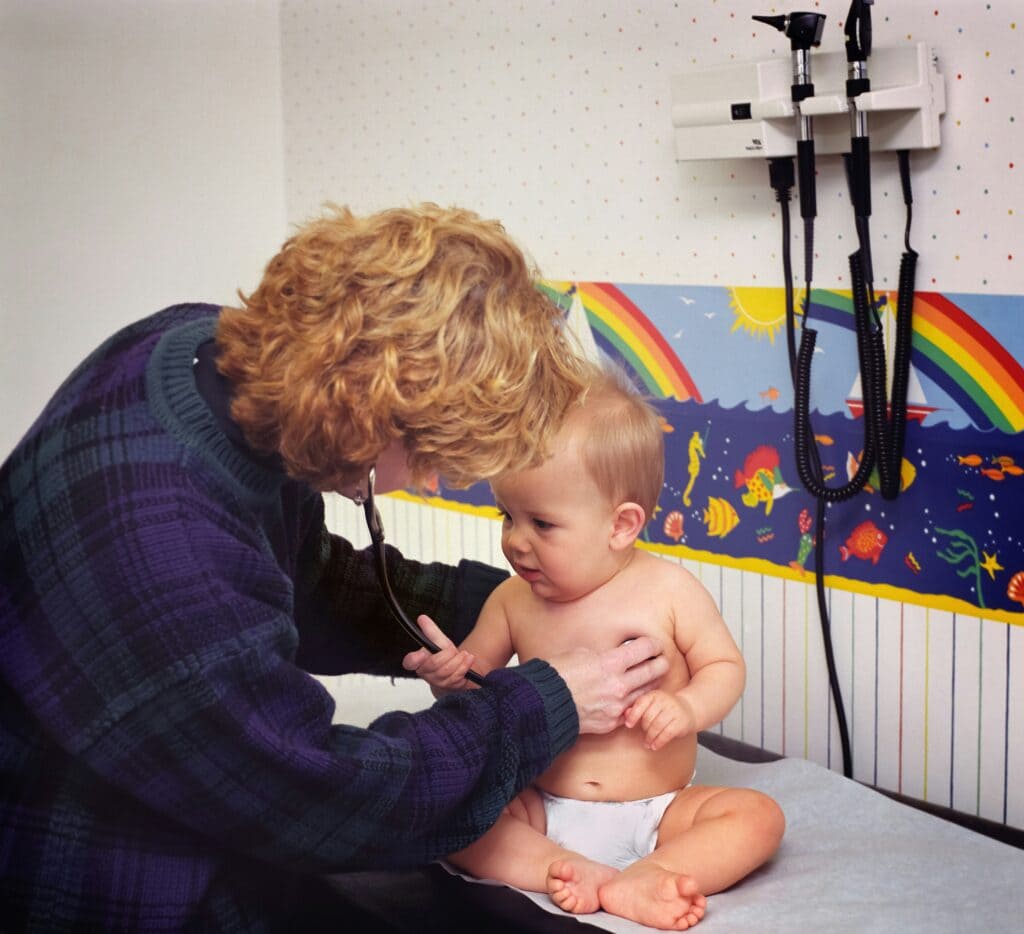 Médica ouvindo coração do bebe