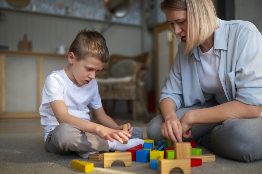 mother playing with her autistic son using toys Mãe brincando com filho