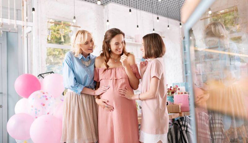 Amigas celebrando chá de bebê com alegria